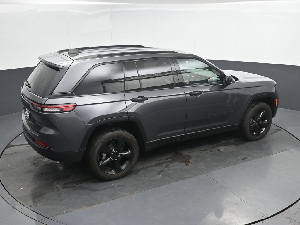 Used 2025 Jeep Grand Cherokee Altitude AWD/4WD image 31