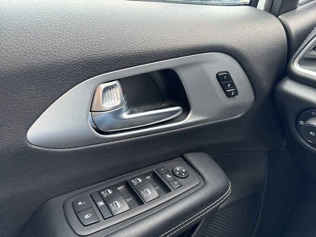 Used 2025 Chrysler Pacifica Limited image 47