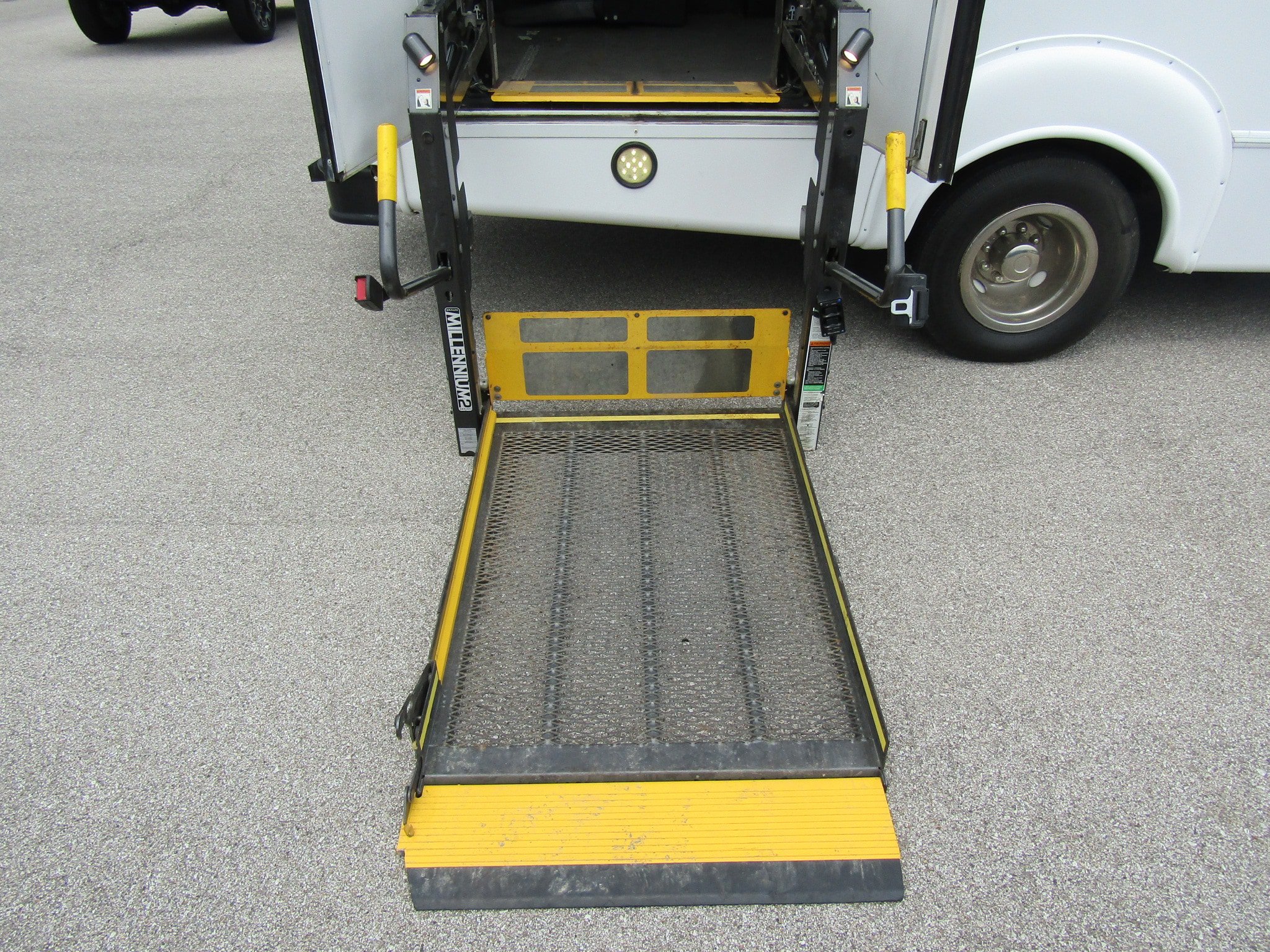 Used 2012 Ford E-450 and Econoline 450 Super Duty w/ Shuttle Bus Prep Pkg RWD image 15