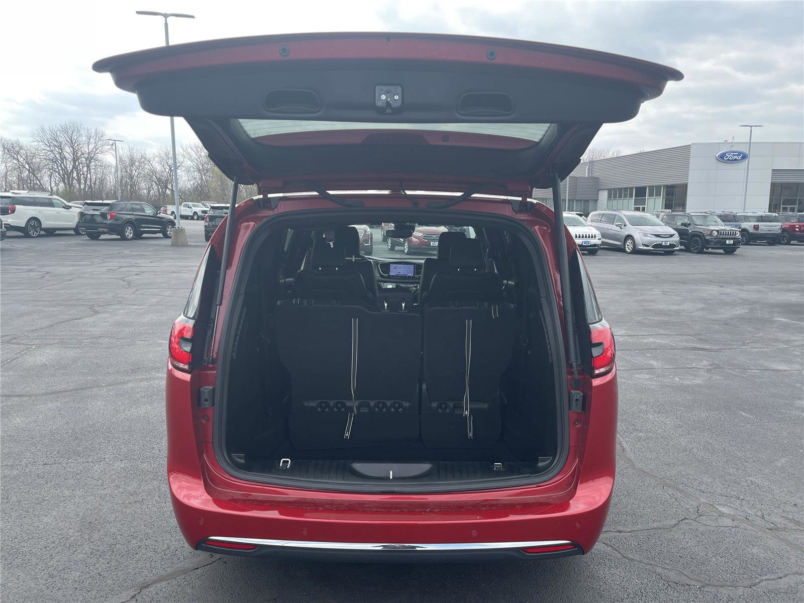 Used 2025 Chrysler Pacifica Select FWD image 32