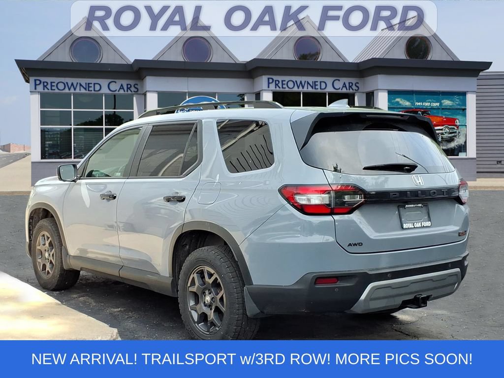 Used 2025 Honda Pilot TrailSport image 2