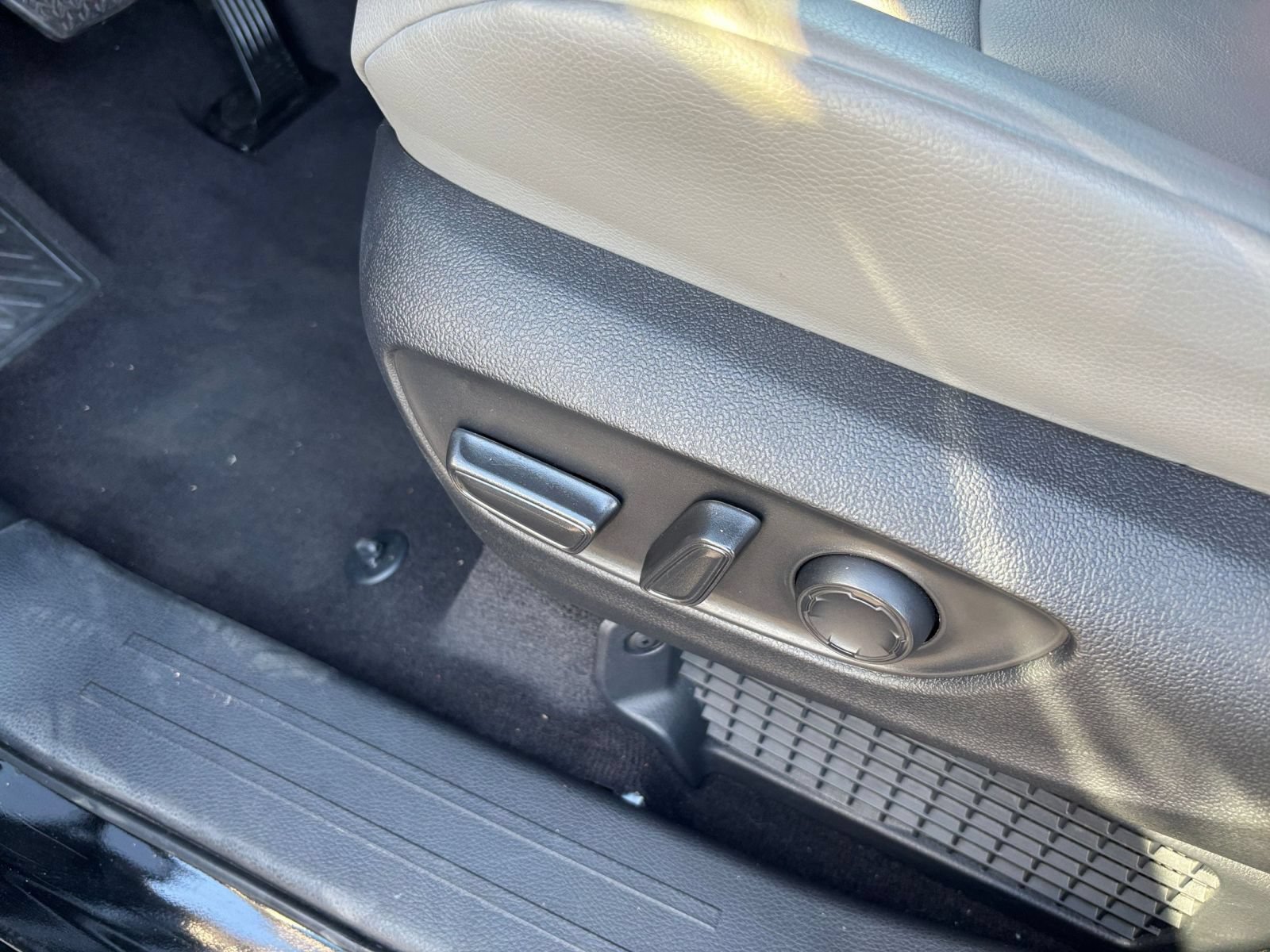Used 2025 Toyota Sienna XLE FWD image 22