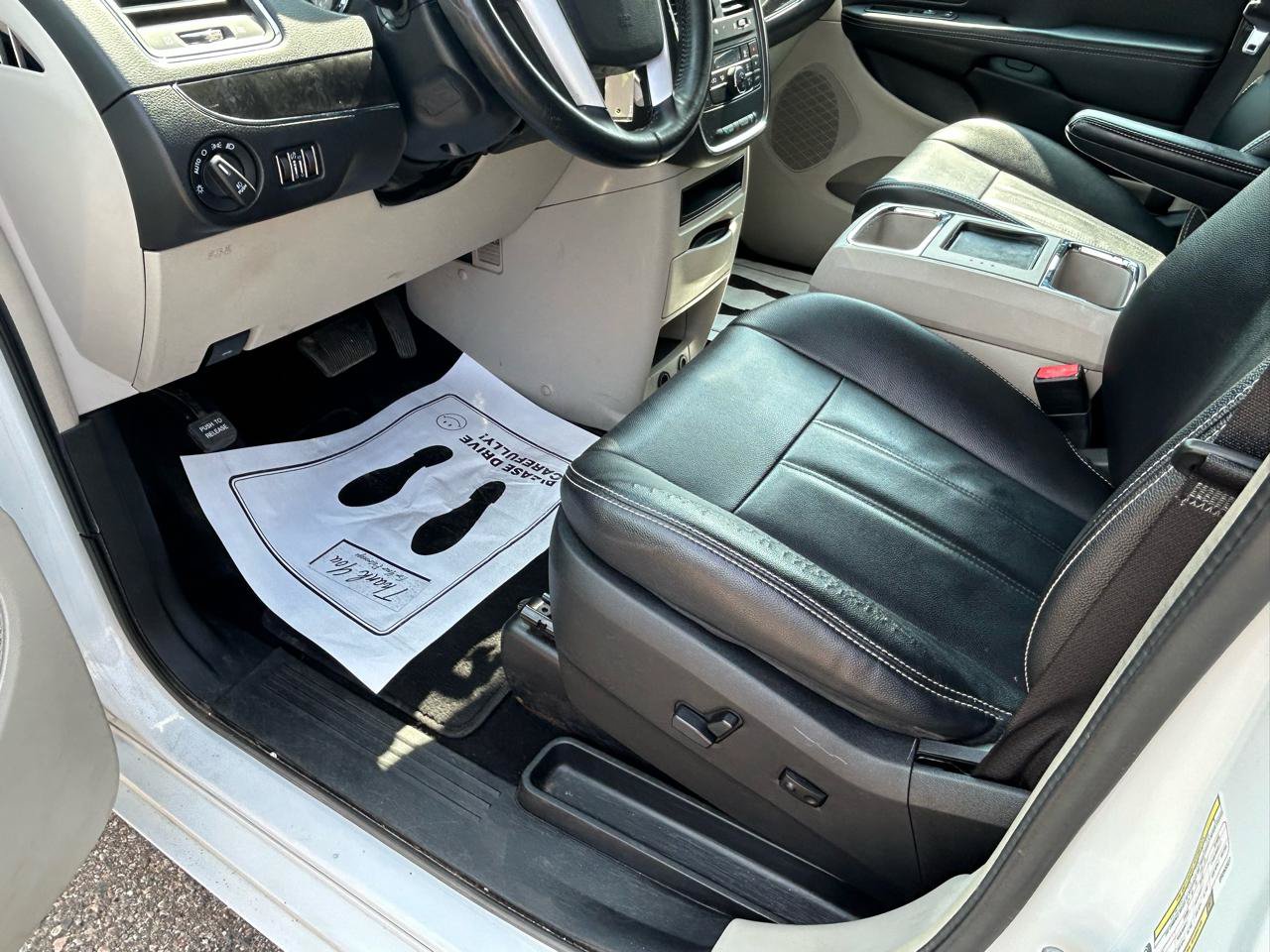 Used 2014 Chrysler Town & Country Touring FWD image 10