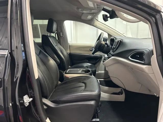 Used 2023 Chrysler Pacifica Touring-L image 18