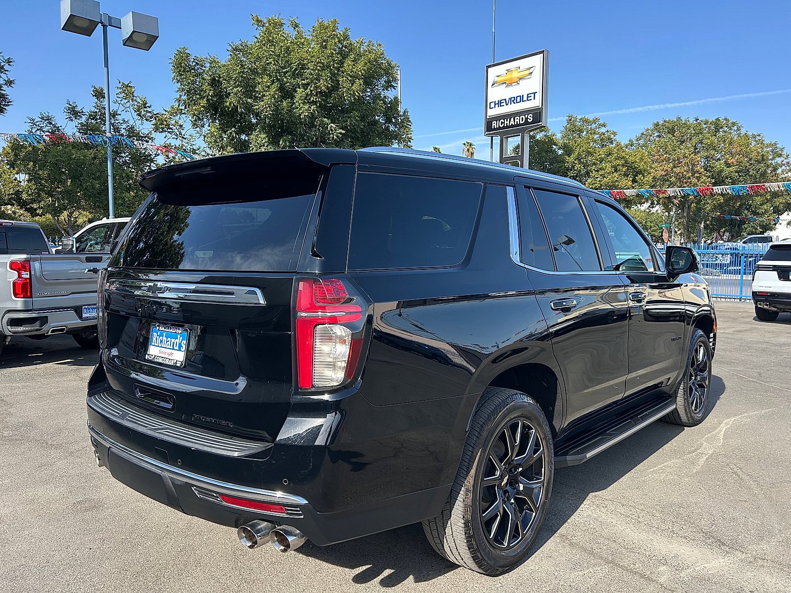 Used 2021 Chevrolet Tahoe Premier w/ Premium Package RWD image 3
