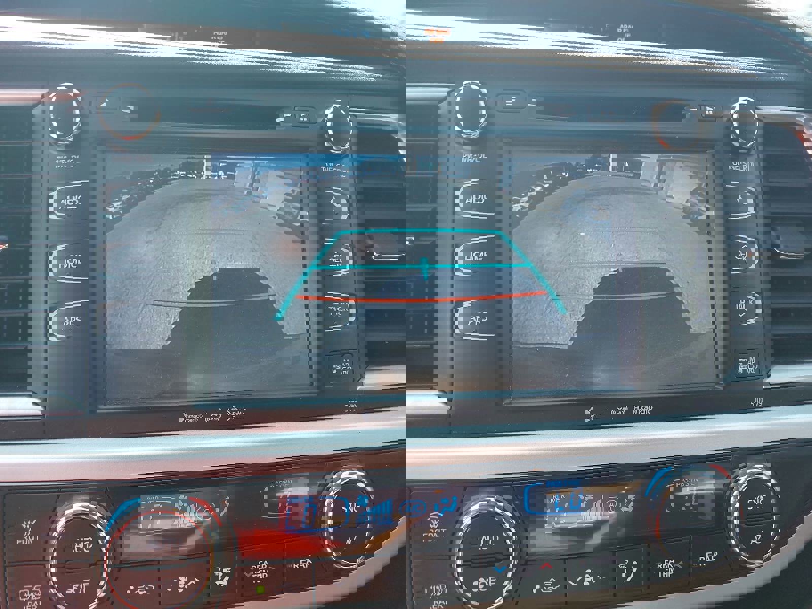 Used 2018 Toyota Highlander SE image 25