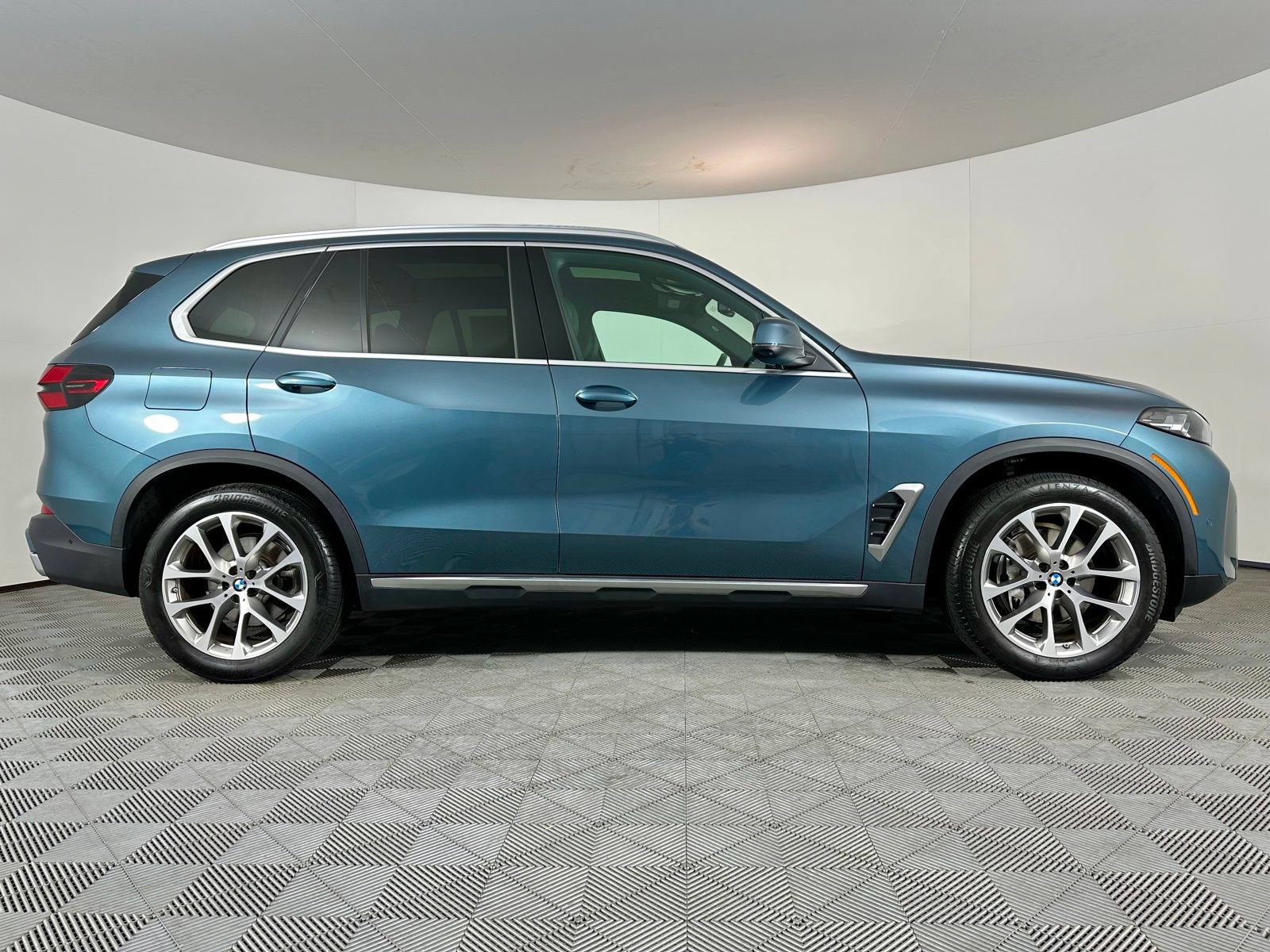 Used 2024 BMW X5 xDrive40i w/ Parking Assistance Package AWD/4WD image 28