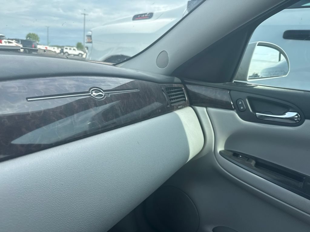 Used 2016 Chevrolet Impala LT FWD image 9