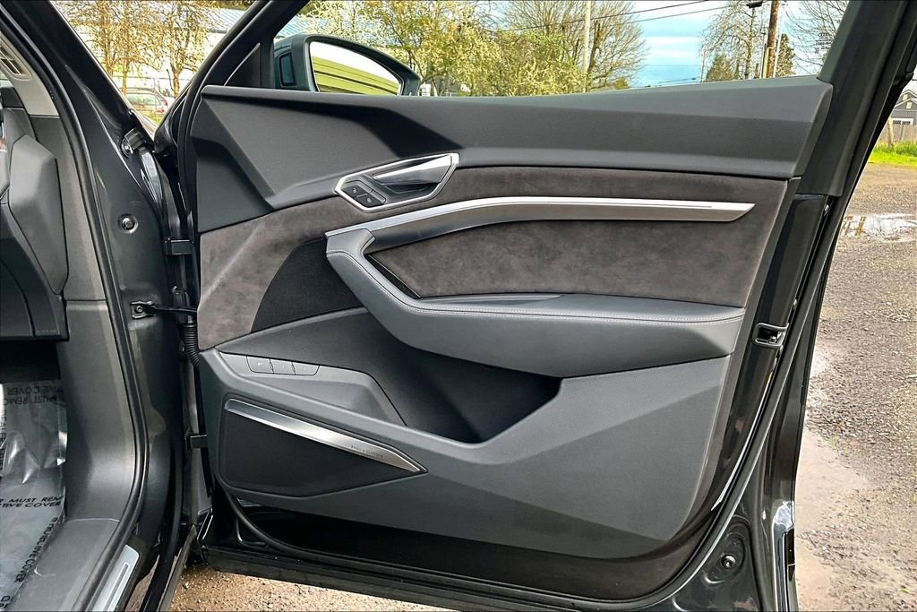 Used 2019 Audi e-tron Prestige w/ Prestige Package AWD/4WD image 23