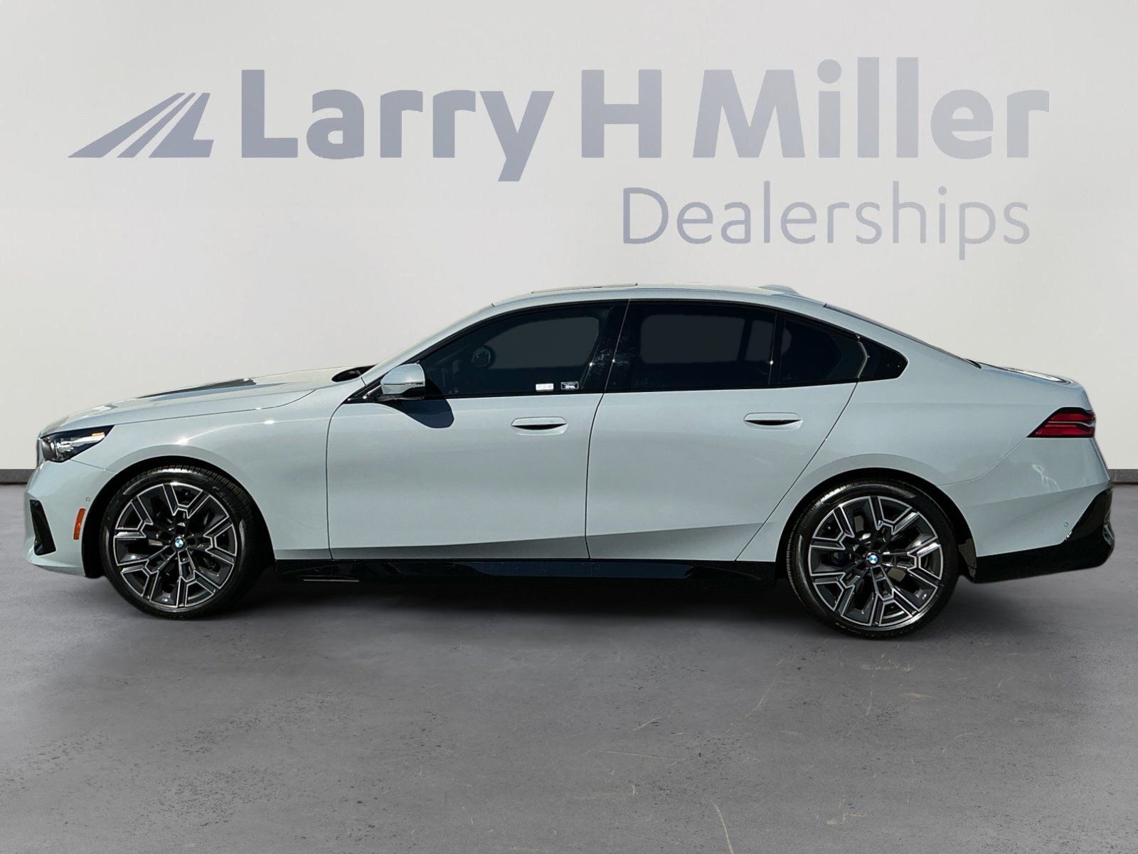 Used 2025 BMW 530i w/ M Sport Package image 2