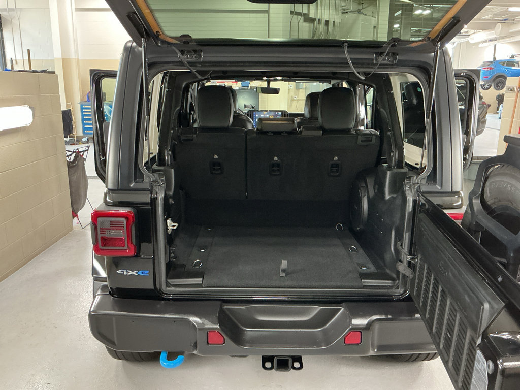 Used 2023 Jeep Wrangler Sahara AWD/4WD image 13