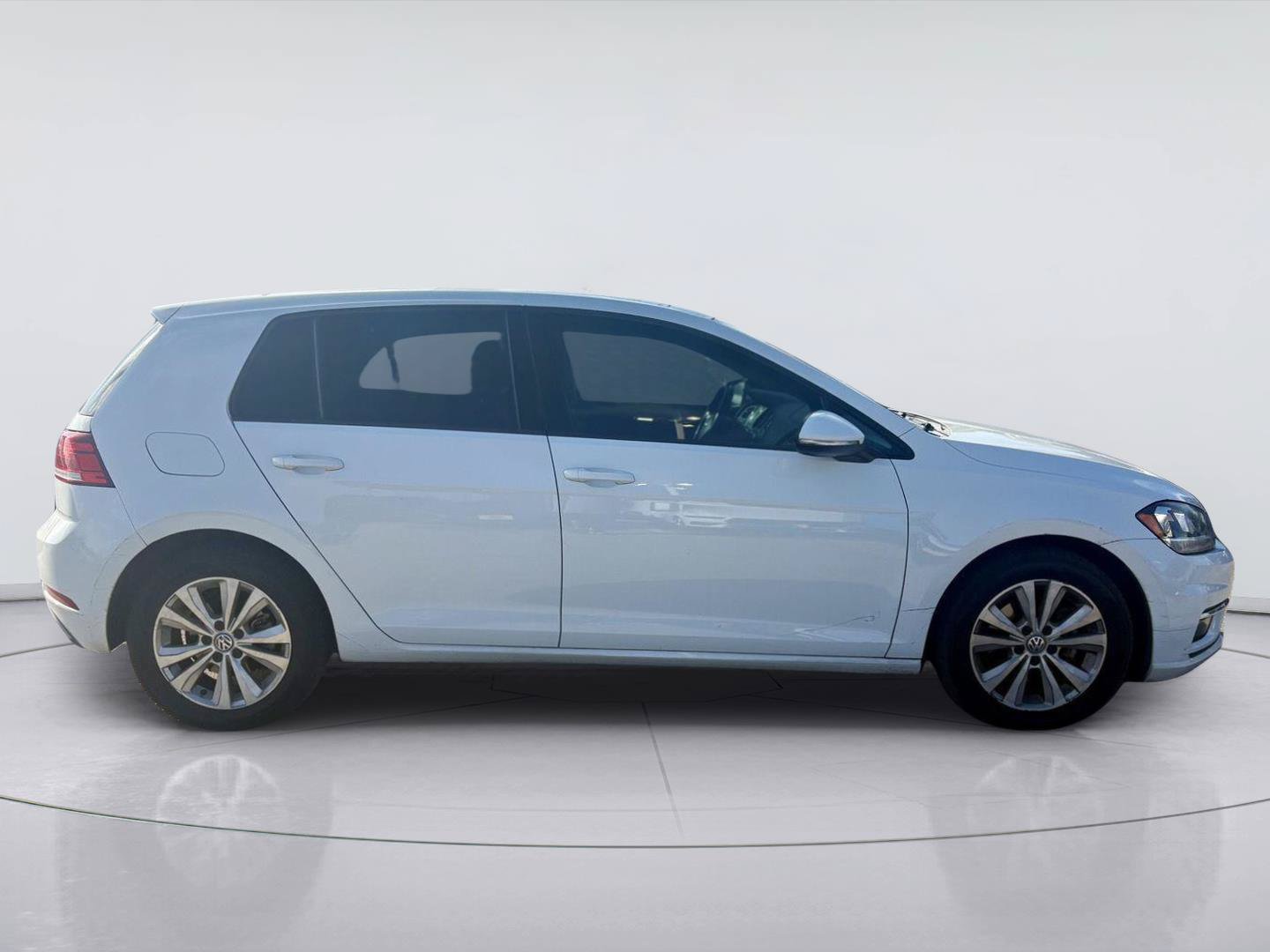 Used 2018 Volkswagen Golf SE FWD image 2
