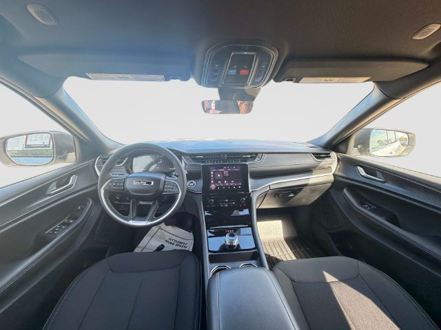 Used 2025 Jeep Grand Cherokee L Laredo AWD/4WD image 17