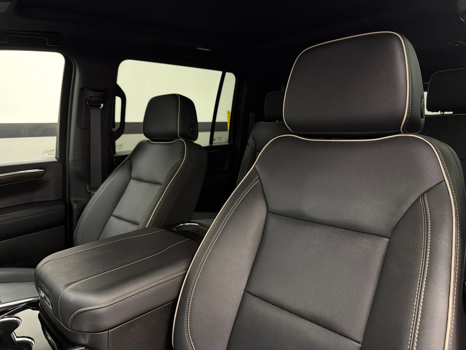 Used 2025 Chevrolet Suburban Premier w/ Sun And Tow Package AWD/4WD image 24