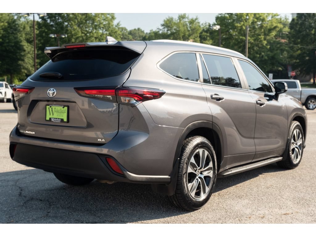 Used 2025 Toyota Highlander XLE FWD image 8