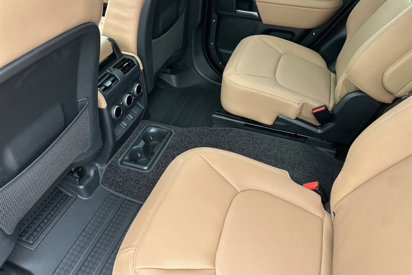 New 2026 Land Rover Defender 130 X-Dynamic SE image 14