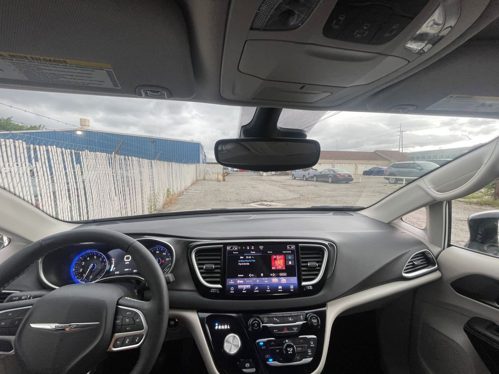 Used 2024 Chrysler Pacifica Touring-L image 32