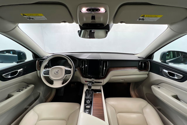 Used 2021 Volvo XC60 T6 Momentum image 9