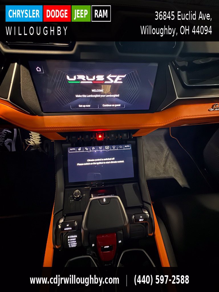 Used 2025 Lamborghini Urus SE AWD/4WD image 35