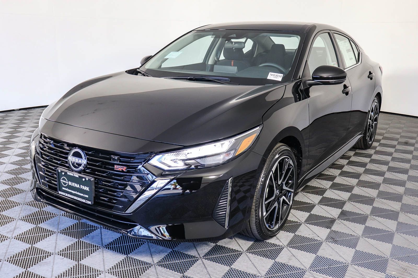 Used 2025 Nissan Sentra SR image 3