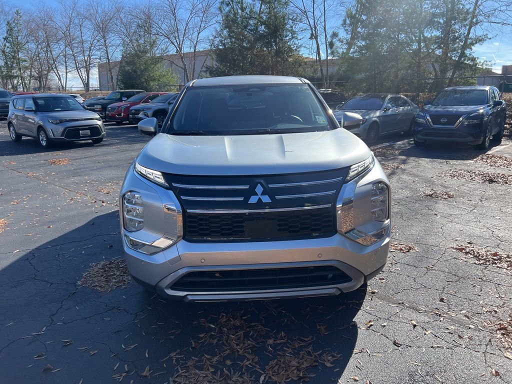 Used 2025 Mitsubishi Outlander SE image 2
