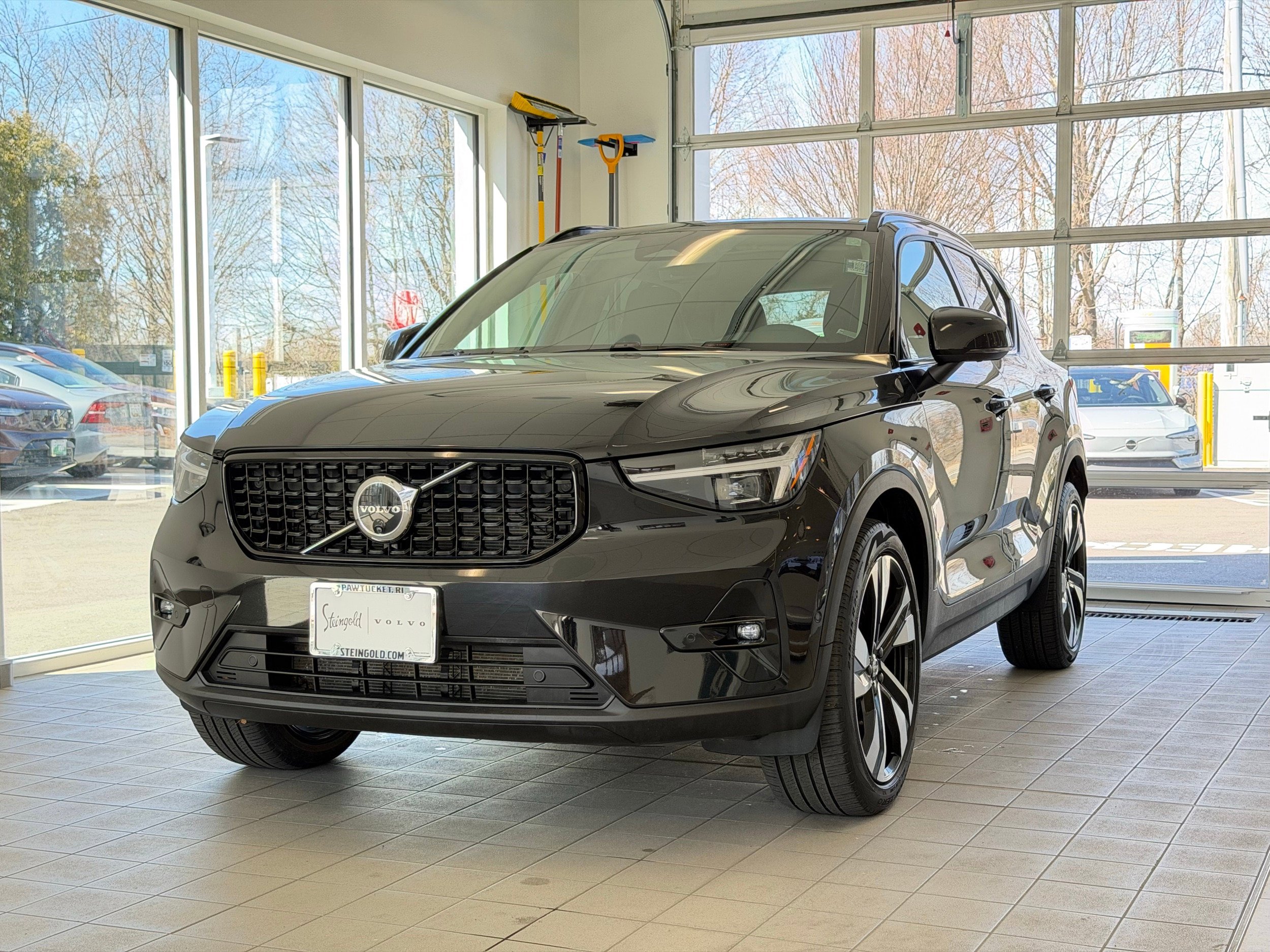 Certified 2025 Volvo XC40 B5 Plus image 2