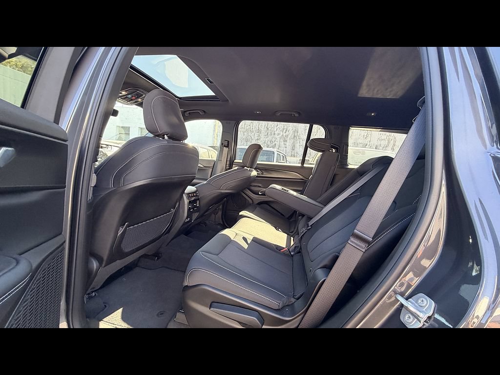 Used 2025 Jeep Grand Cherokee L Laredo RWD image 6