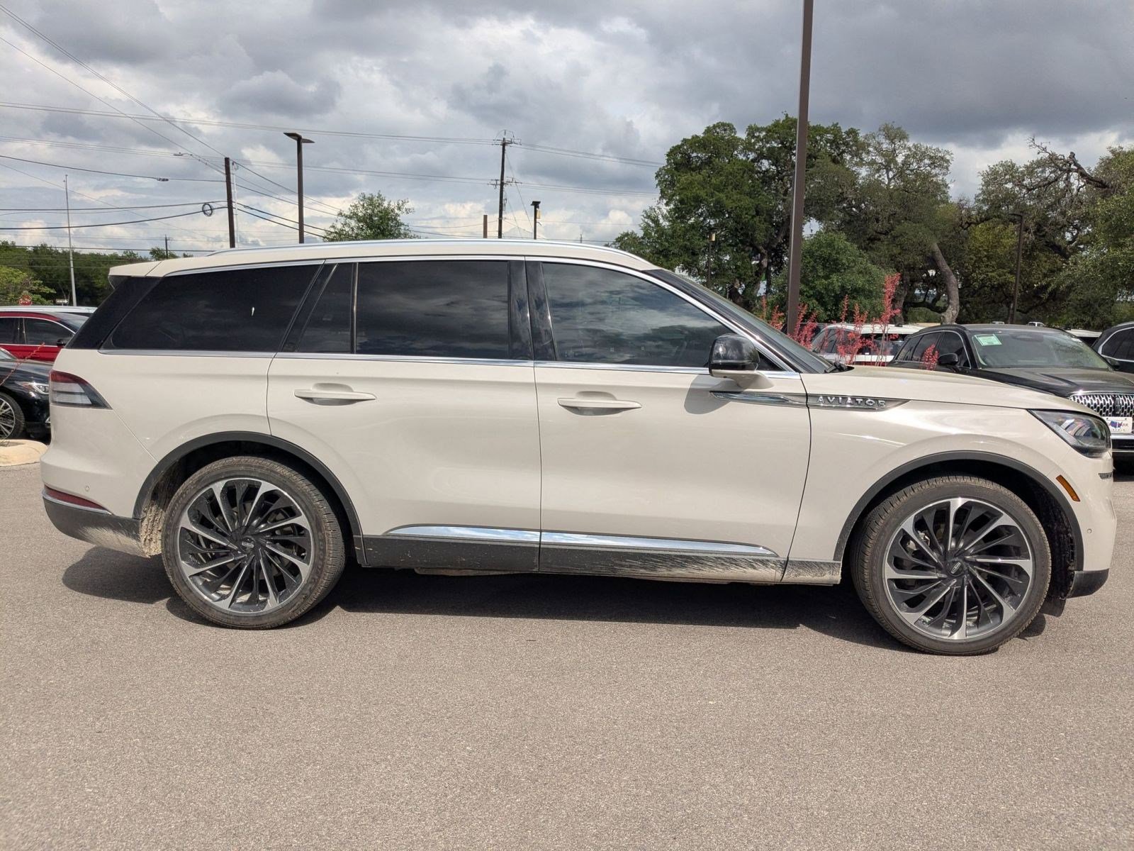 Used 2023 Lincoln Aviator Reserve w/ Equipment Group 201A image 2