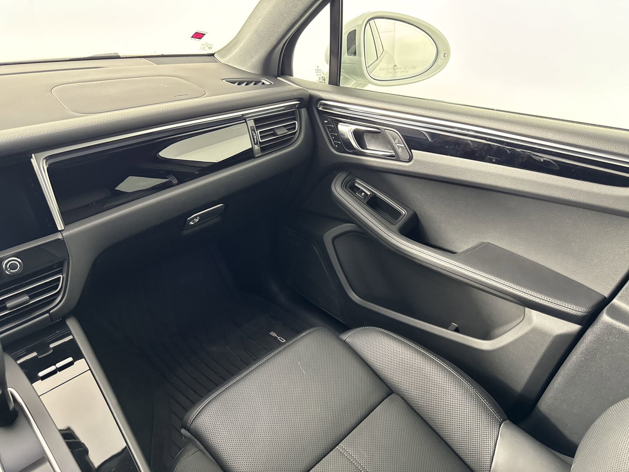 Certified 2025 Porsche Macan image 28