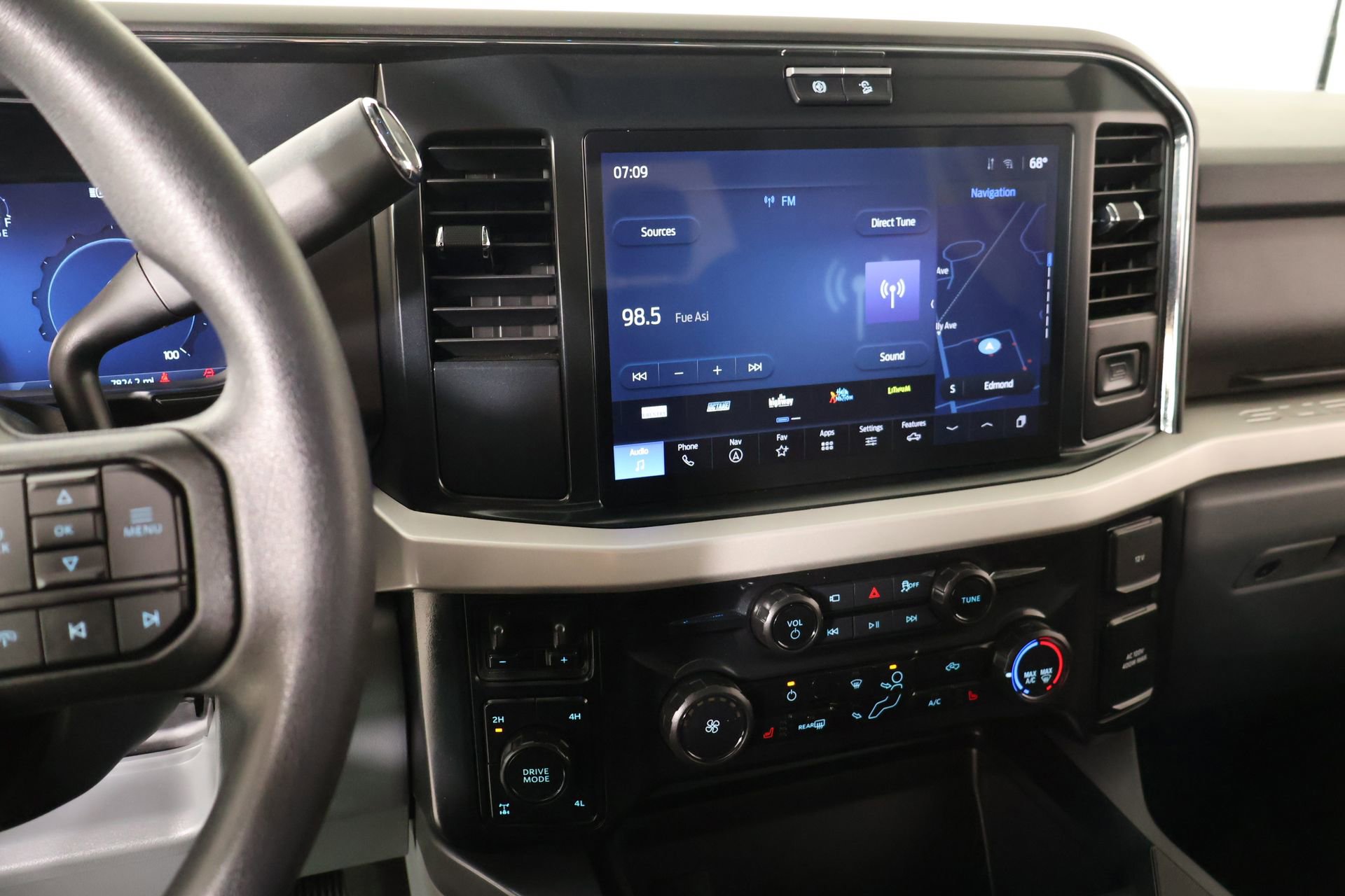 Used 2026 Ford F250 XLT w/ XLT Premium Package AWD/4WD image 5