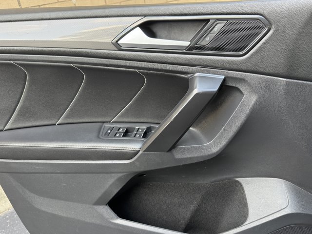 Used 2023 Volkswagen Tiguan SE w/ Panoramic Sunroof Package AWD/4WD image 10