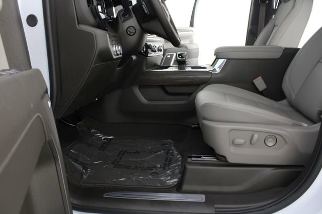 New 2026 GMC Sierra 1500 SLT image 18