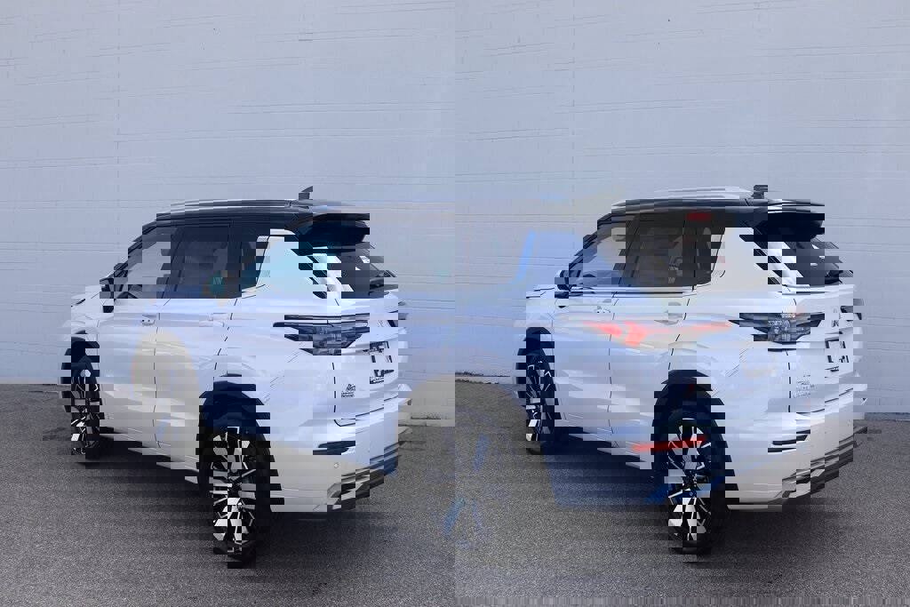 New 2025 Mitsubishi Outlander SEL image 2