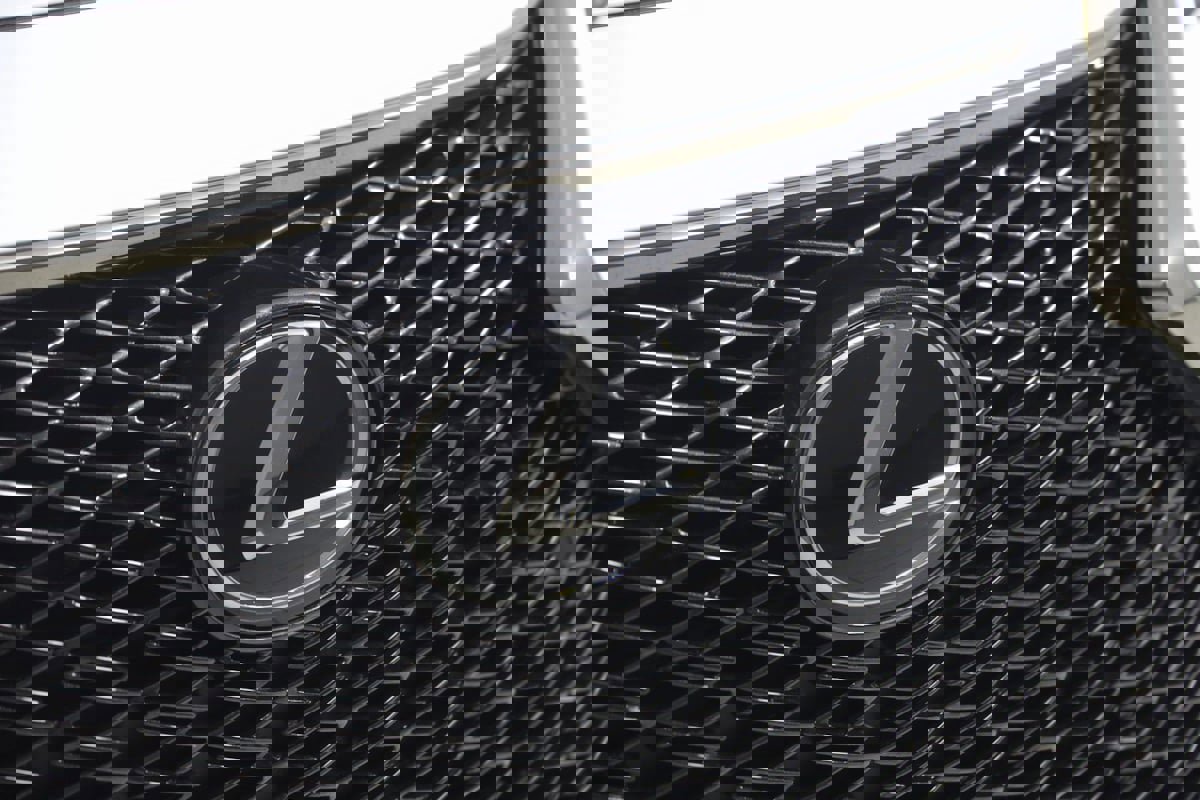 Used 2025 Lexus ES 300h F Sport w/ Accessory Package (Z1) image 16