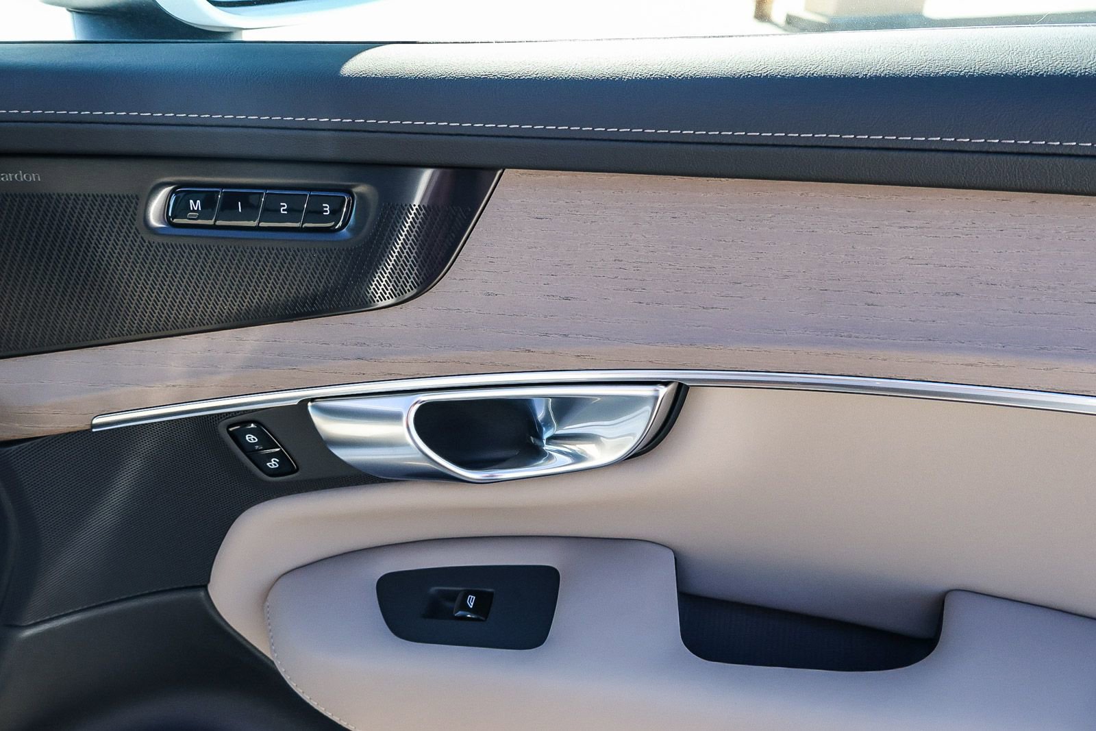 New 2026 Volvo XC90 B6 Ultra w/ Protection Package image 19