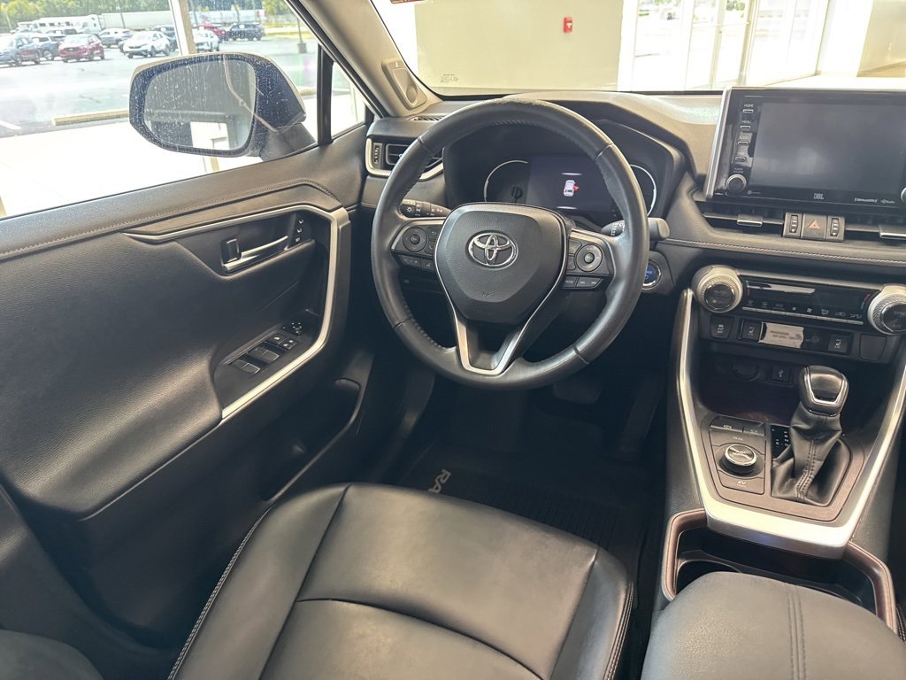 Used 2020 Toyota RAV4 Limited image 18