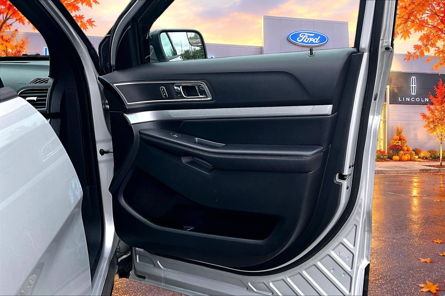 Used 2016 Ford Explorer XLT AWD/4WD image 29