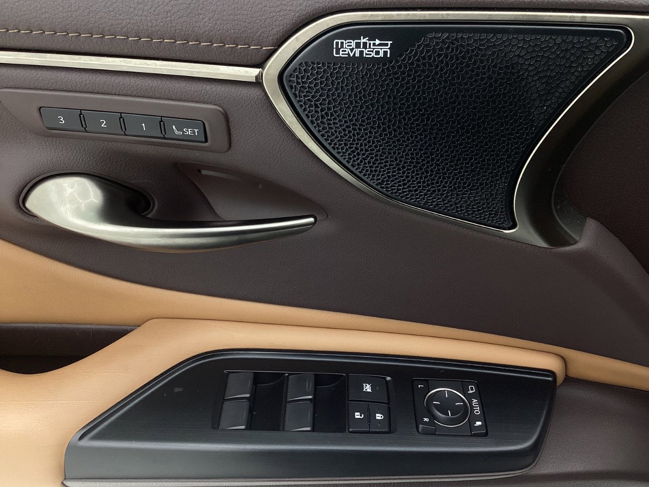 Used 2020 Lexus ES 300h w/ Premium Package image 37