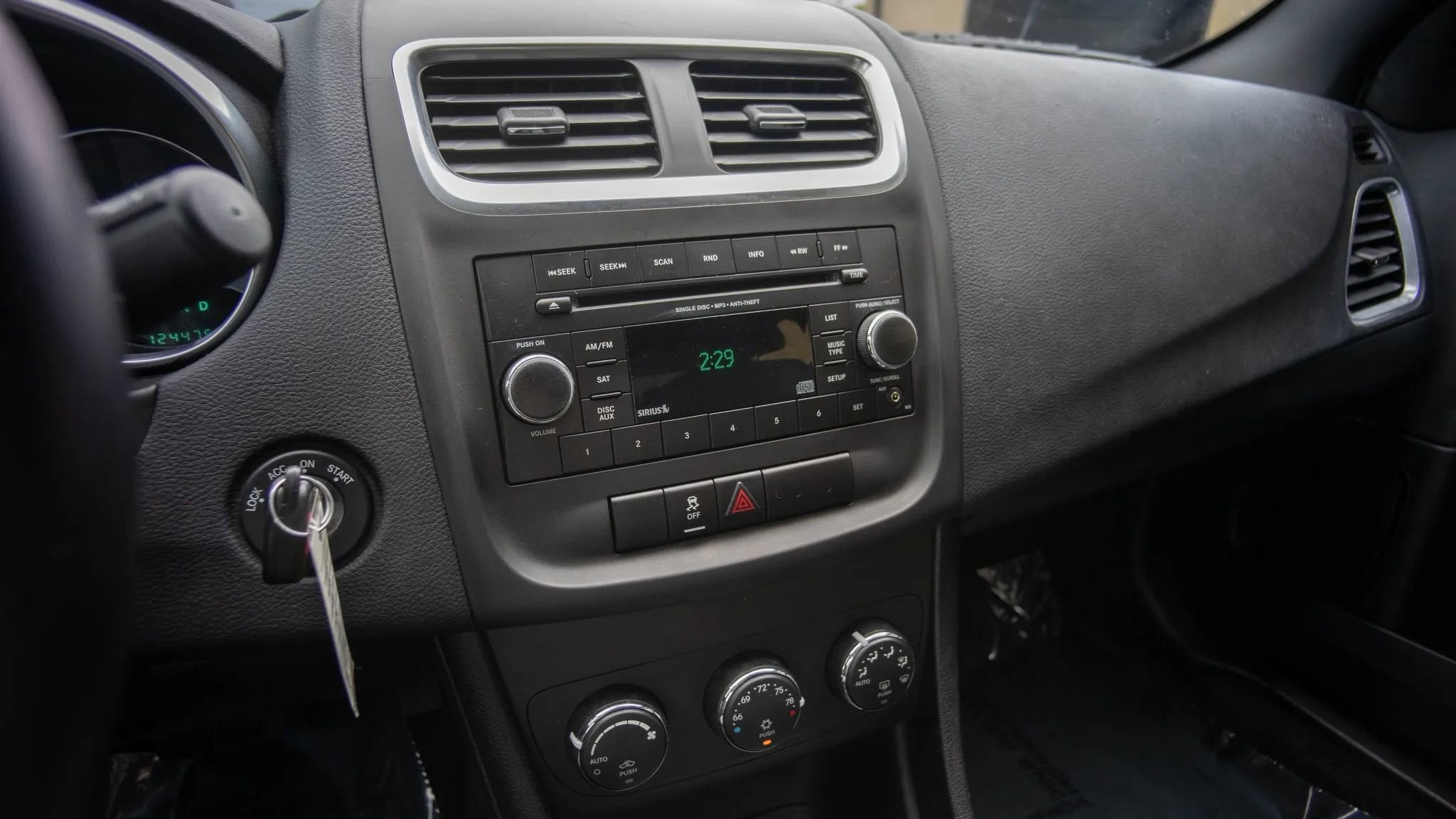 Used 2012 Dodge Avenger SXT FWD image 13