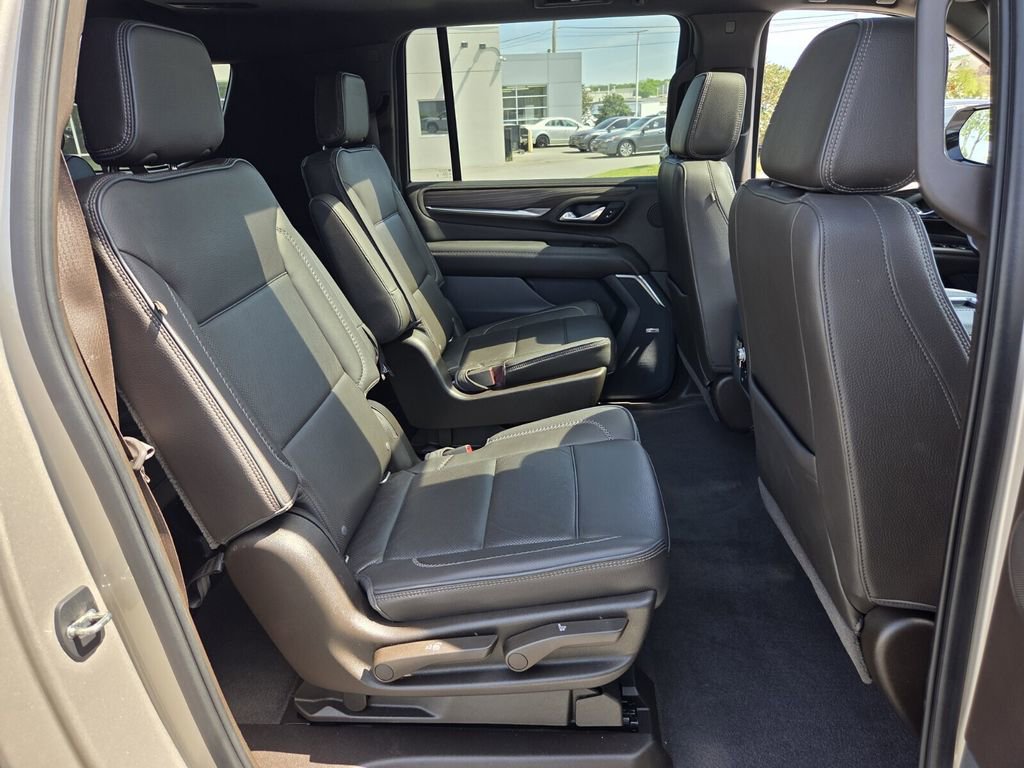 Used 2021 GMC Yukon XL Denali w/ Denali Premium Package image 16