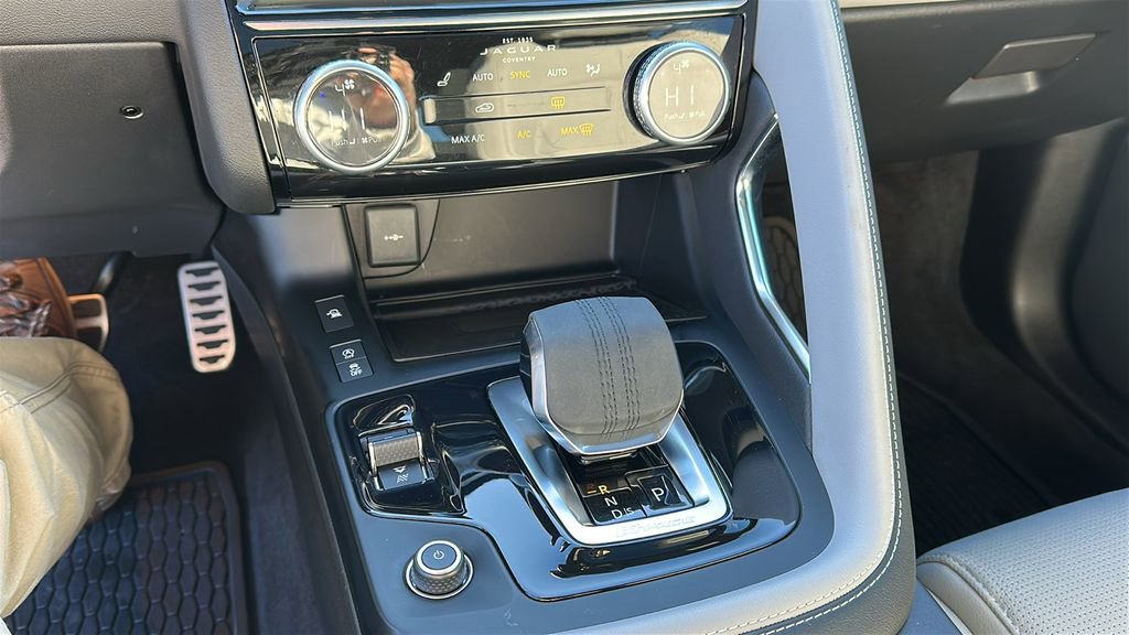 Certified 2024 Jaguar E-PACE R-Dynamic SE image 17