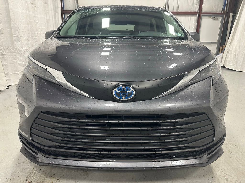 Used 2025 Toyota Sienna LE image 2