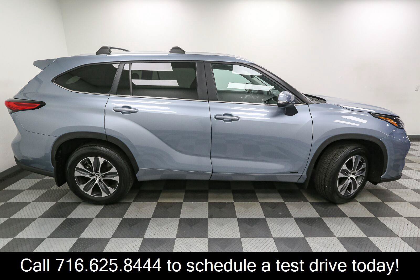 Used 2023 Toyota Highlander XLE AWD/4WD image 7