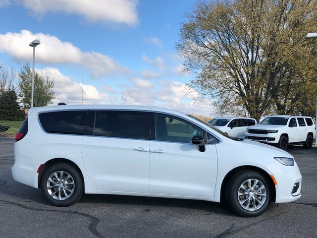 New 2026 Chrysler Pacifica Select image 19
