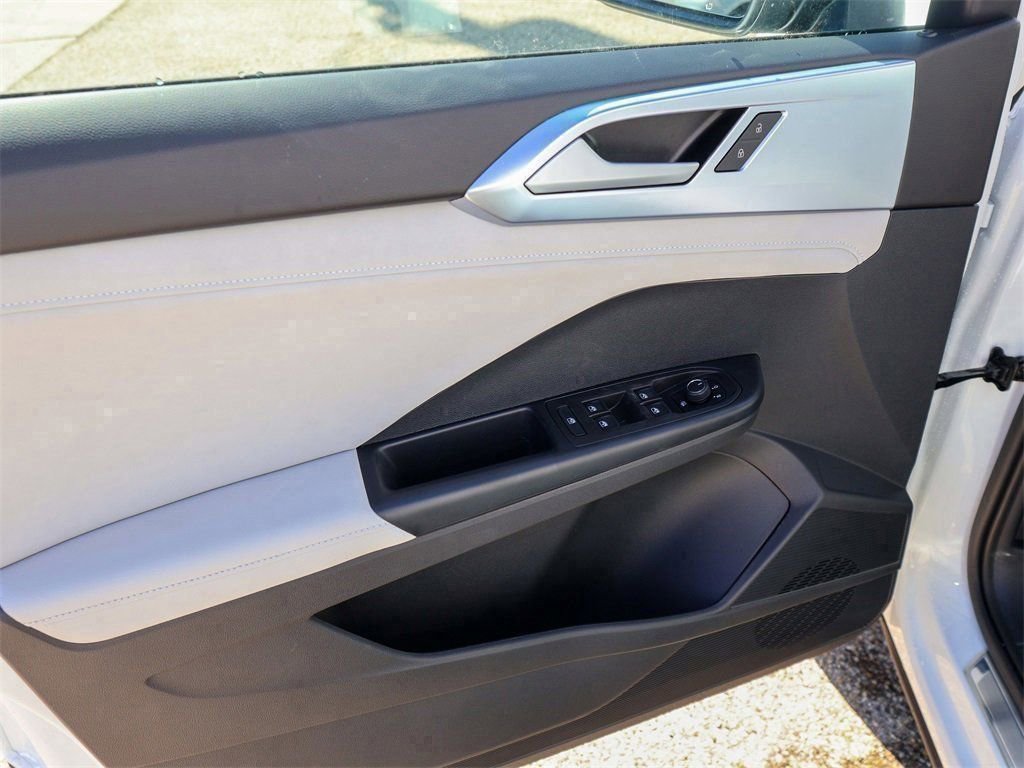 New 2026 Volkswagen Taos SE image 14