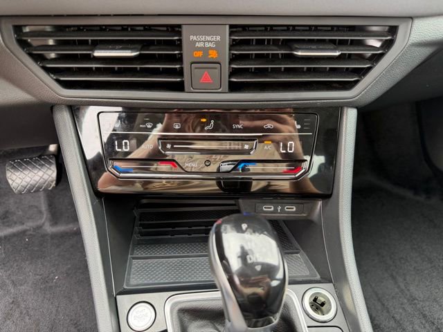 Used 2025 Volkswagen Jetta SE image 17