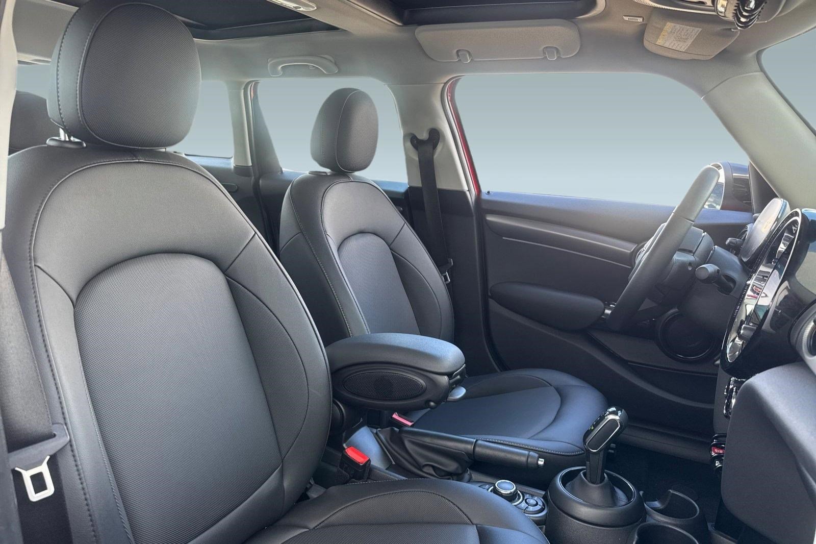 Used 2023 MINI Cooper 4-Door Hardtop image 30