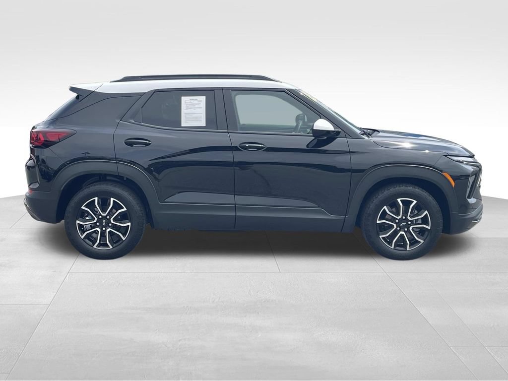 Used 2025 Chevrolet TrailBlazer ACTIV w/ Convenience Package FWD image 2