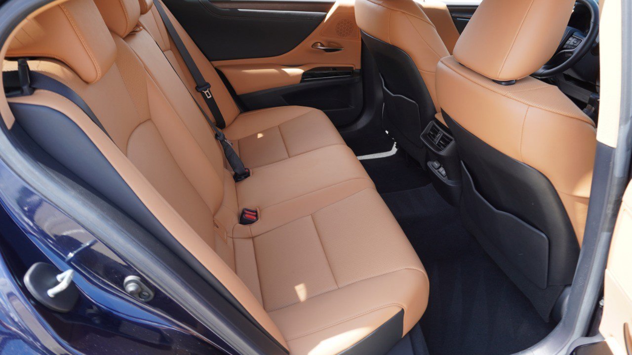 Used 2024 Lexus ES 350 w/ Premium Package image 30