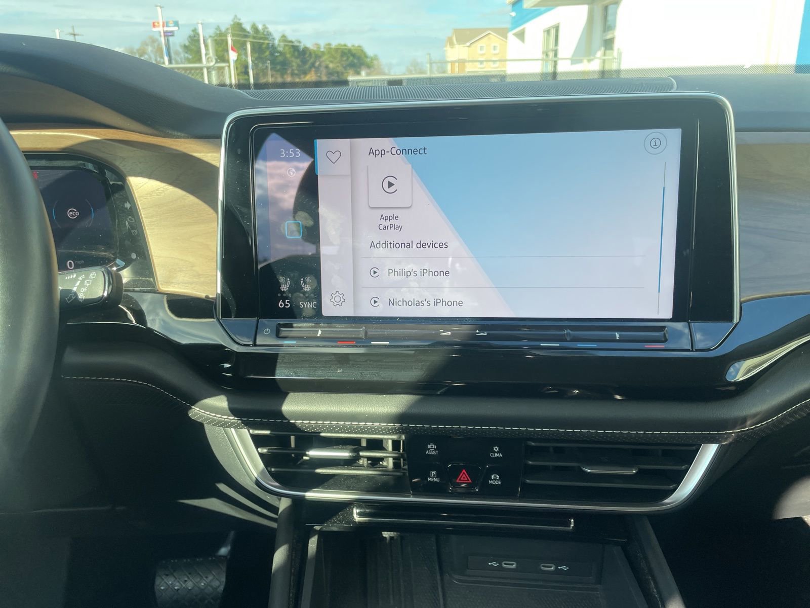 Used 2025 Volkswagen Atlas SE image 10